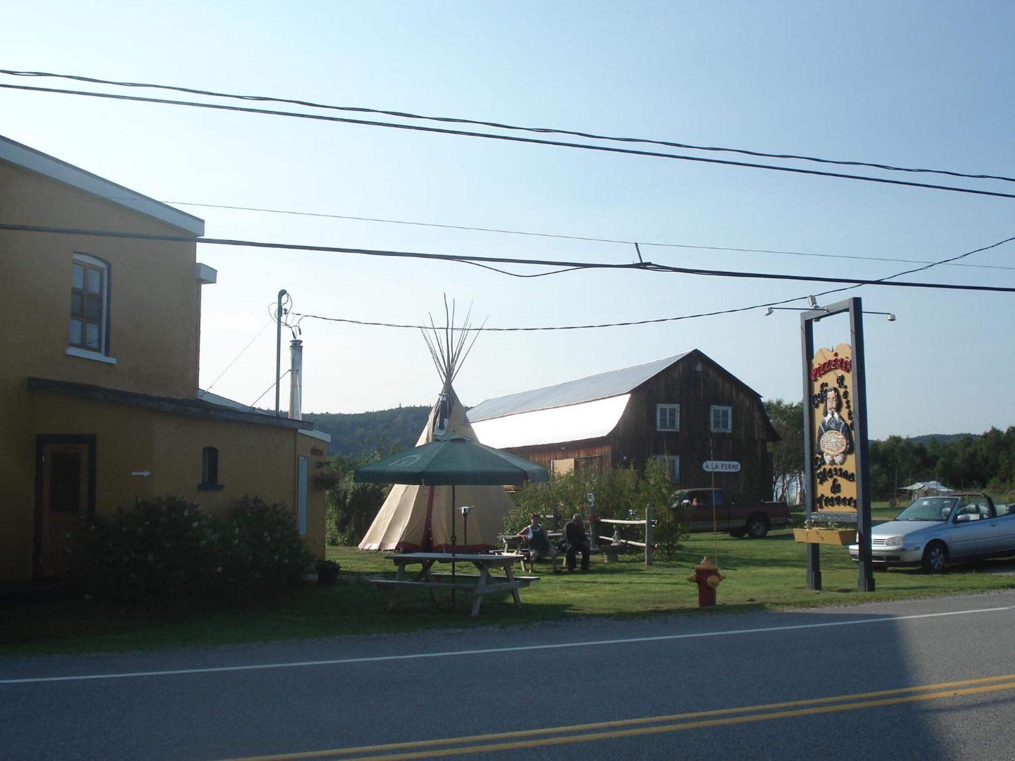 Motel La Maison De Travers Baie-Sainte-Catherine Bagian luar foto