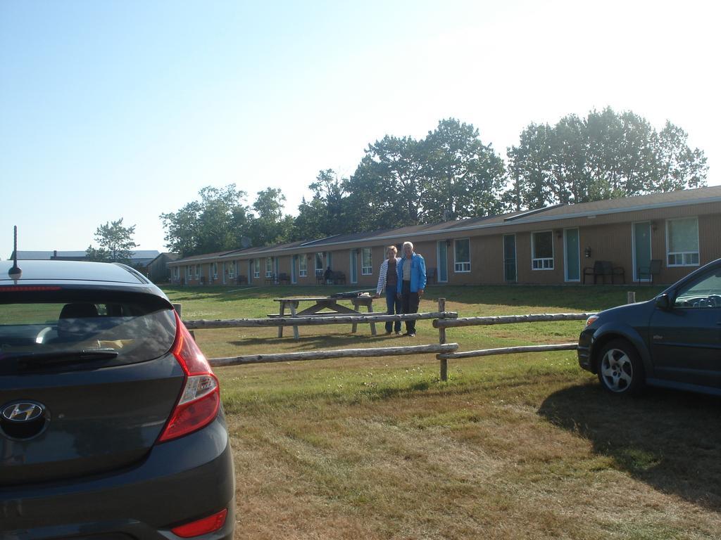 Motel La Maison De Travers Baie-Sainte-Catherine Bagian luar foto