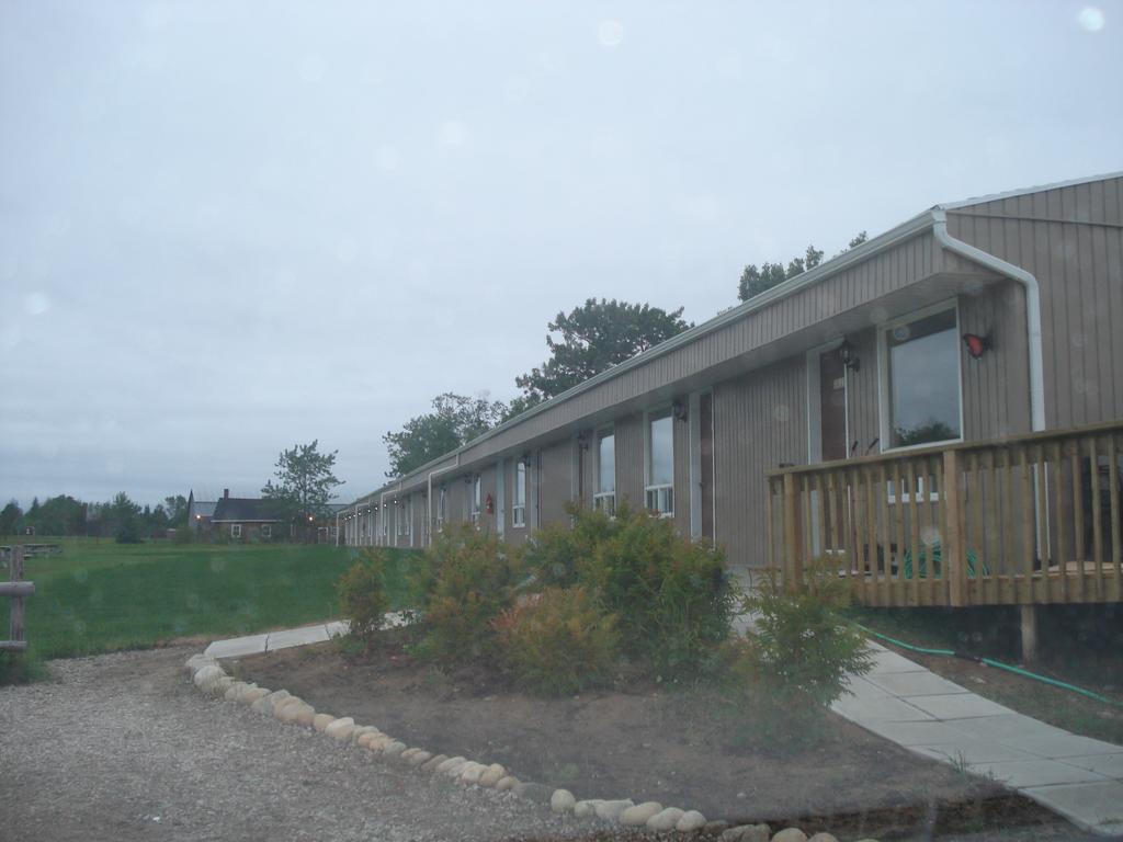 Motel La Maison De Travers Baie-Sainte-Catherine Bagian luar foto